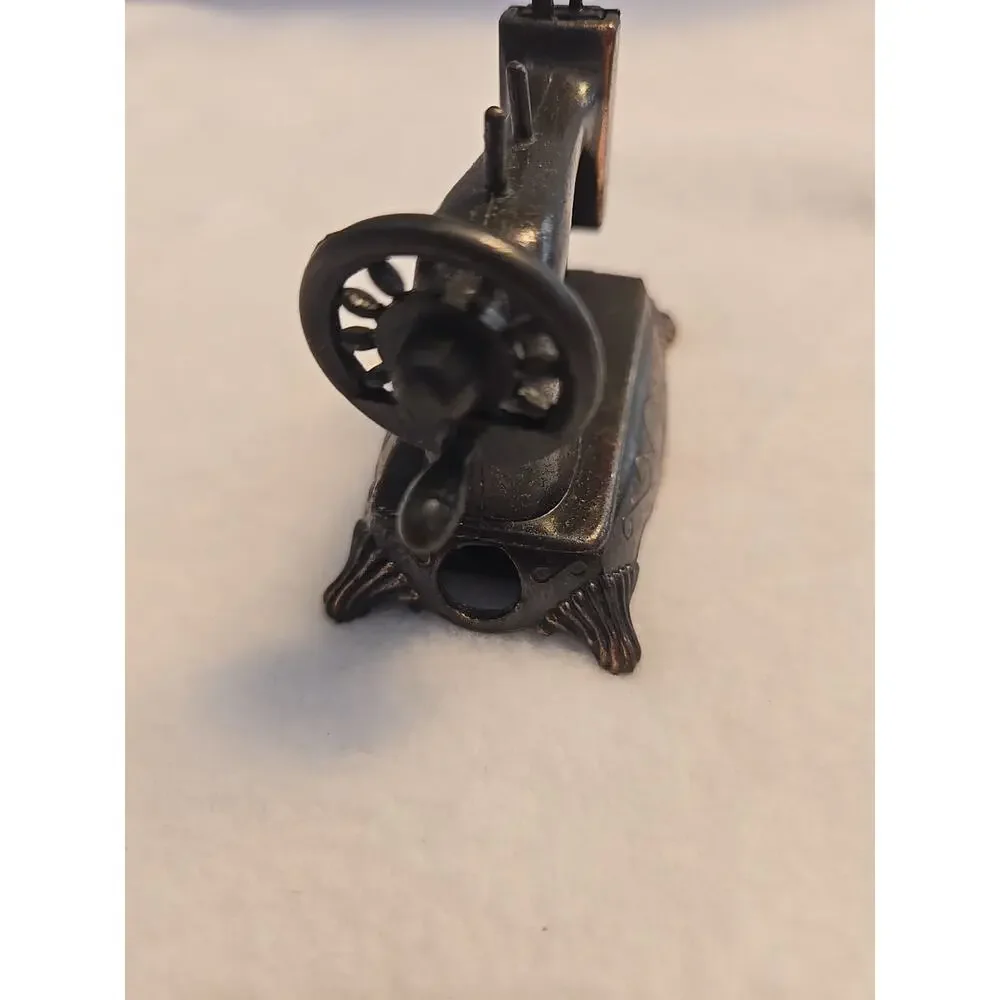 Vintage Playme Die Cast Mini Sewing Machine Pencil Sharpener